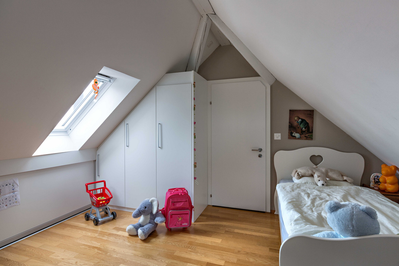 Kinderzimmerschrank unter der Dachschräge mit Flügel- und Schiebetüren