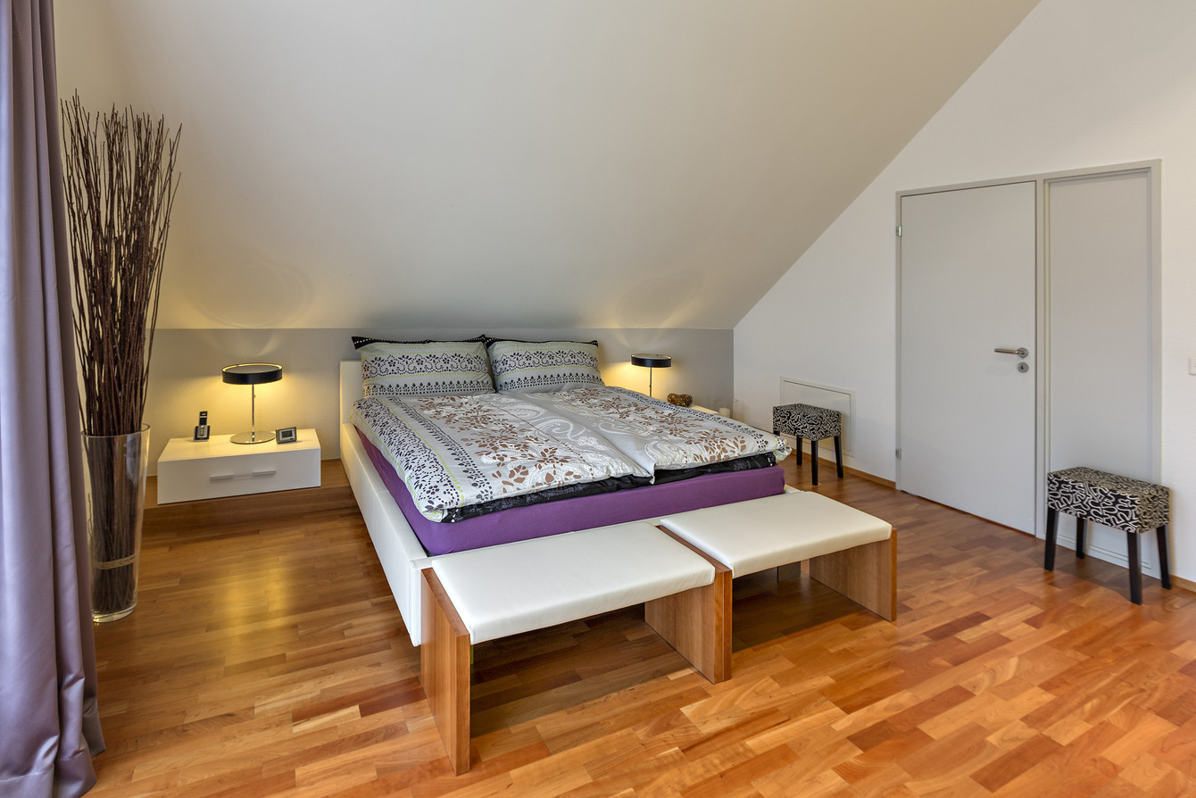 Doppelbett in weißem Leder bezogen, kombiniert mit Holzbank mit Sitzfläche in Leder 