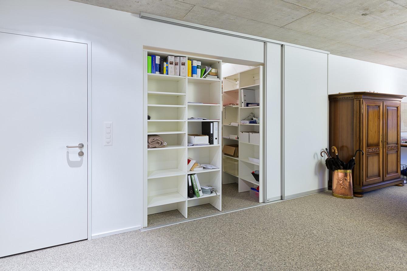 Begehbarer Büroschrank mit Regalen ermöglichen viel Stauraum für alle Utensilien des täglichen Arbeitens 
