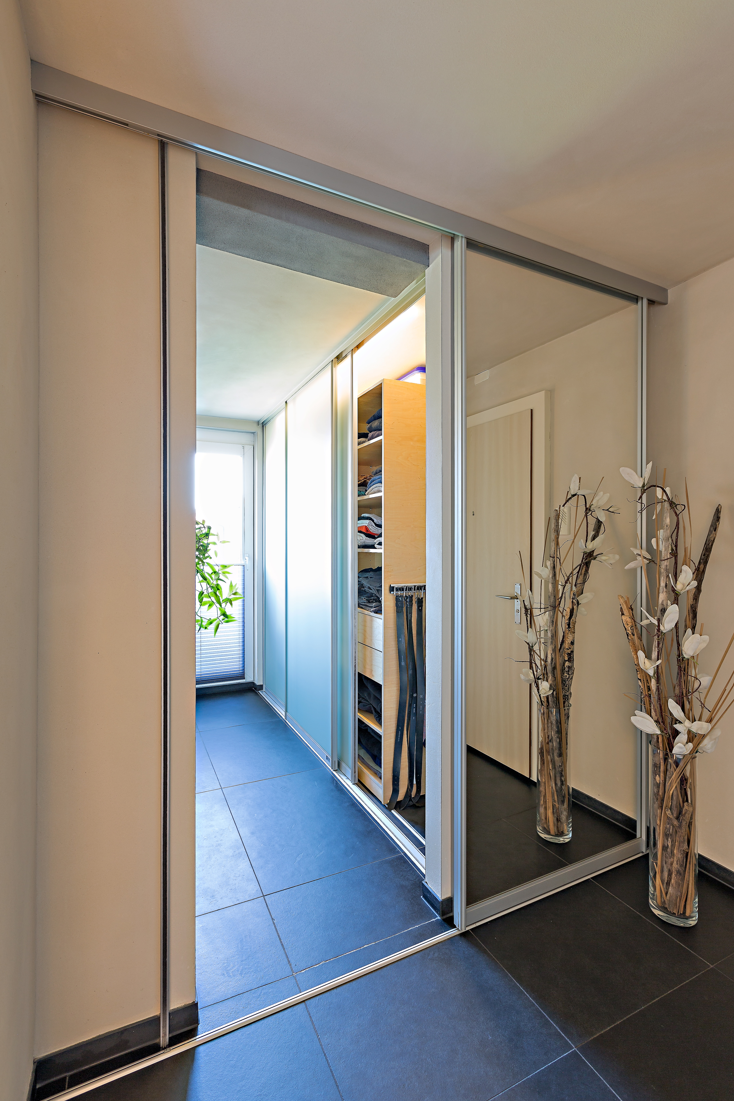 Schiebetüre in grossflächigem Spiegel als Eingang ins Badezimmer | AUF&ZU