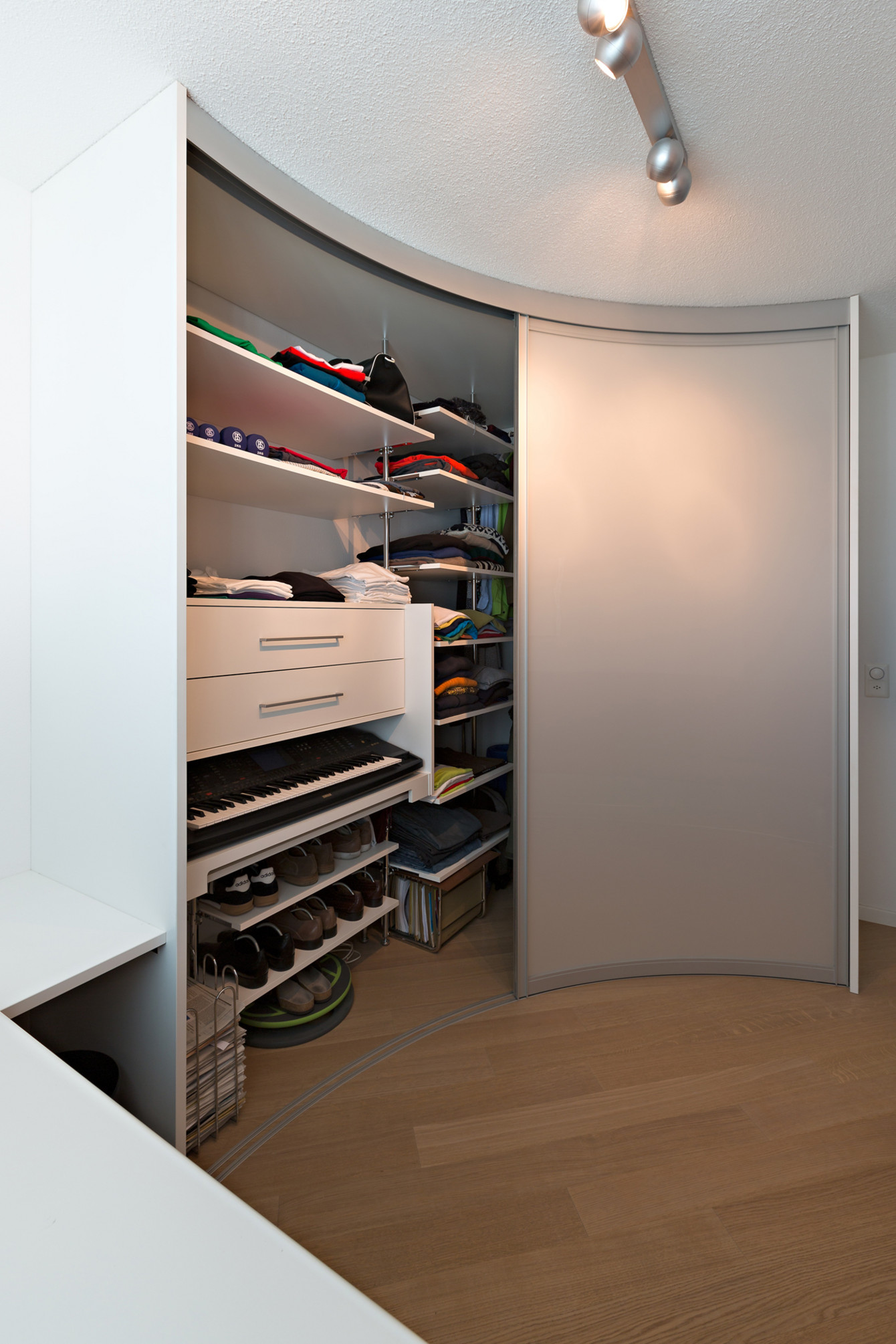 Runder Schiebetürschrank mit Auszügen für Schubladen und Keyboard