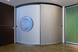 Runder Raumteiler mit Tapete strukturiert mit Blickmotiv