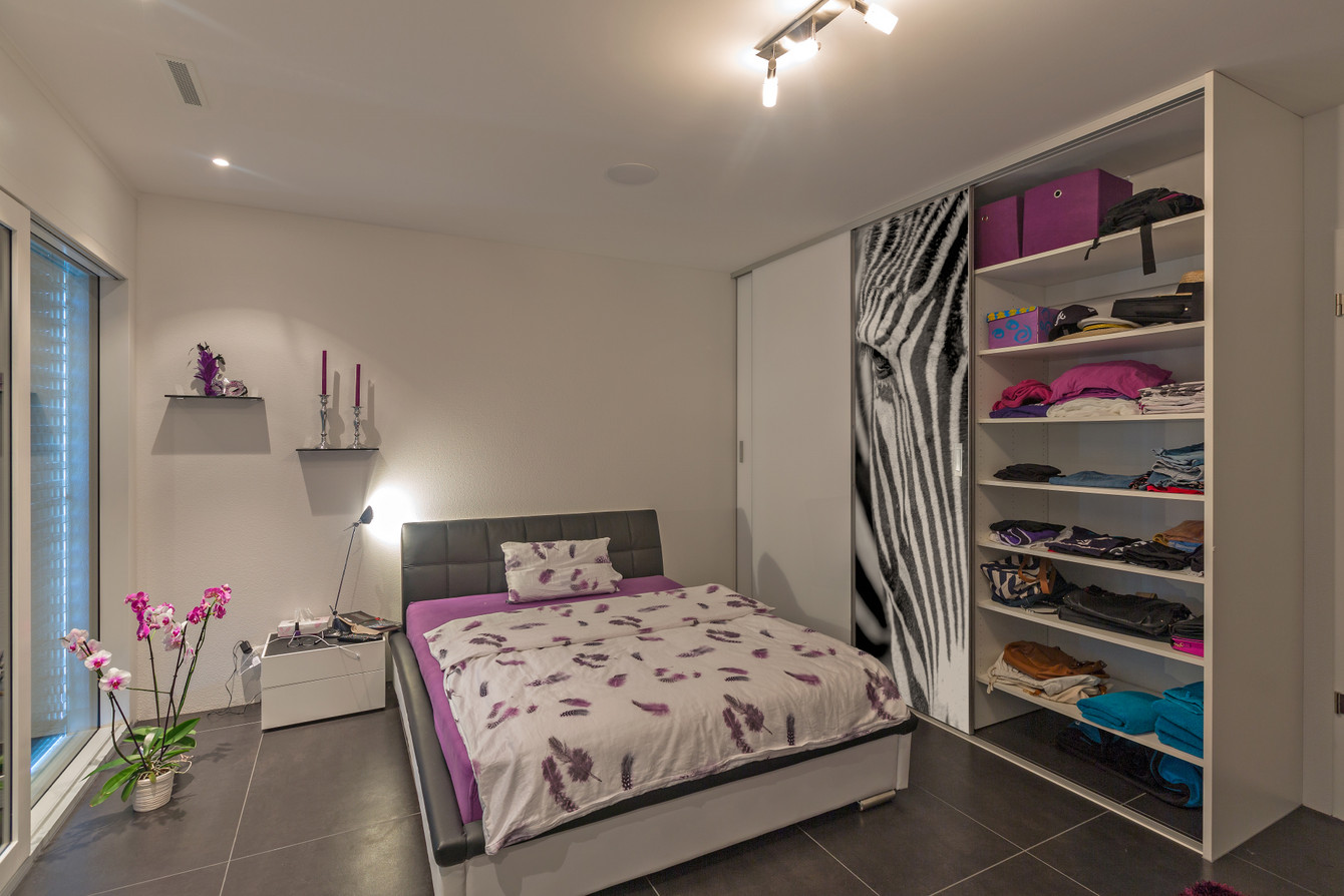 Schlafzimmerschrank mit Zebrakopfmotiv auf einer Schiebetür als dekorativer Blickfang 
