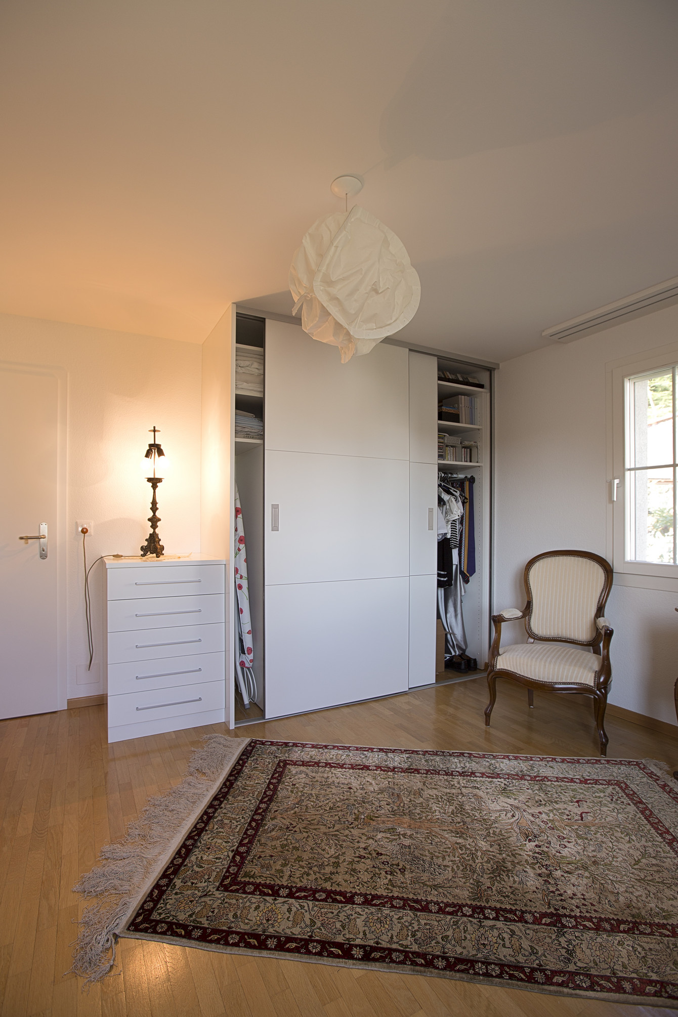 Schiebetüren-Schrank für Bügelbrett & Co 