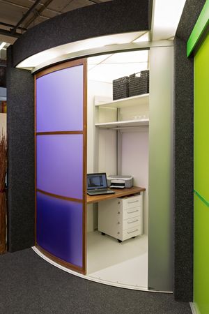 Das kleine Büro mit runder Schiebetür mit lila Acrylglasfüllung und Holzrahmen