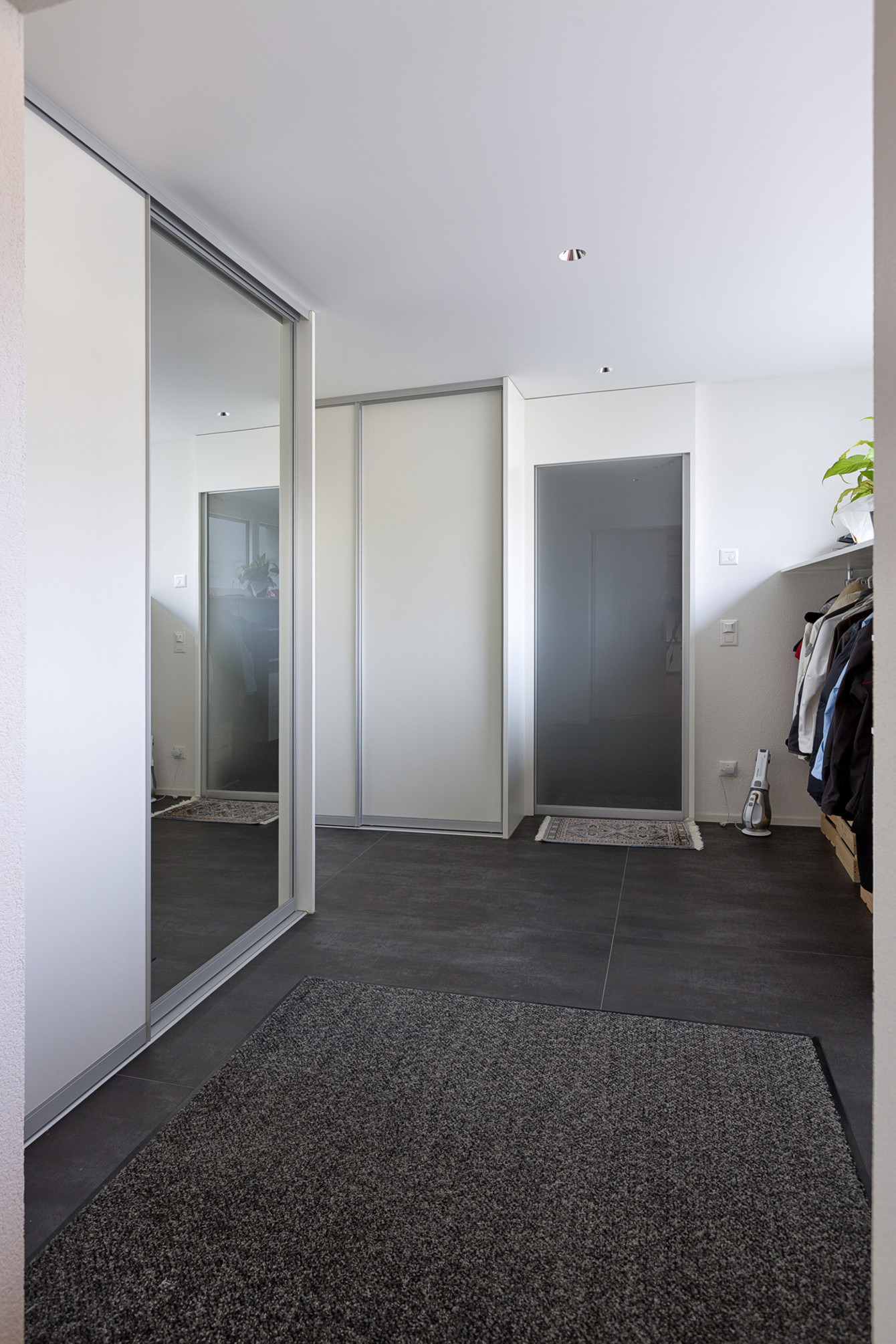 Private Garderobe mit Schuh- und Kleiderschränken und Putzmittelschrank für die Familie privat