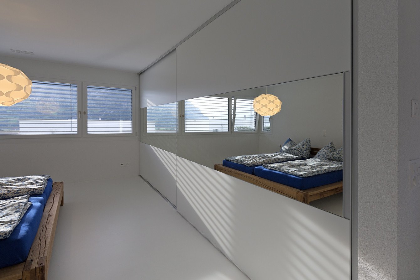 Schlafzimmerschrank begehbar mit Materialwechsel Spiegel und Schleiflack 