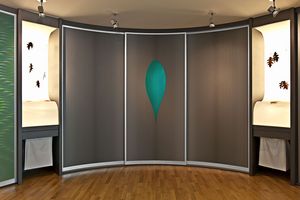 Runder Raumteiler mit Tapete strukturiert mit Blickmotiv