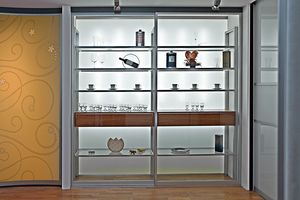 Vitrinenschrank für Gläser und Dekoration in Klarglas hinterleuchtet