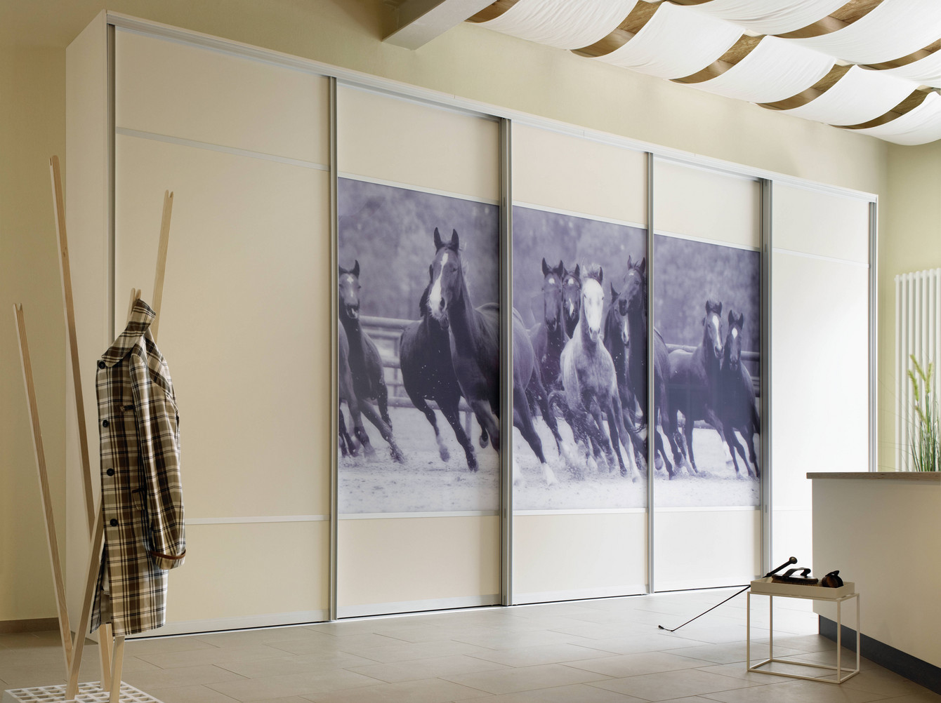 Schiebetürenfront mit Motivdruck galoppierende Pferde - Foto von Raumplus 