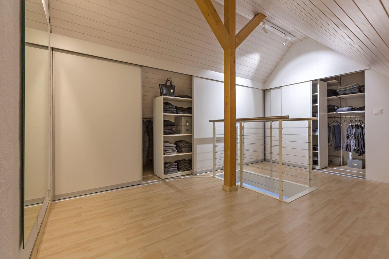 Giebelzimmer als Ankleide mit begehbaren Kleiderschränken über Eck 