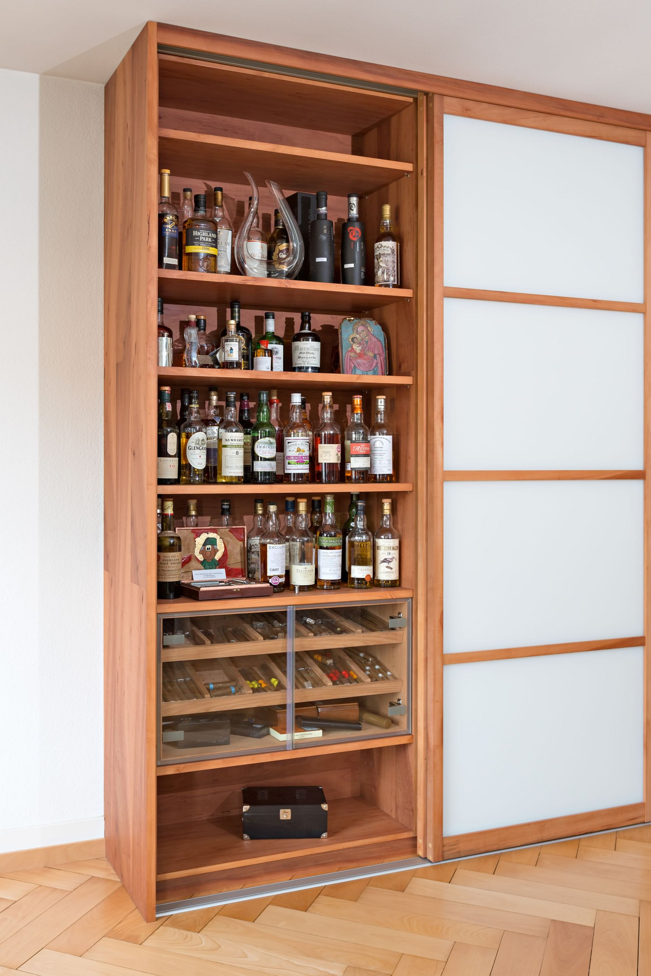 Eingebauter Humidor nebst Hausbar im Wohnzimmerschrank