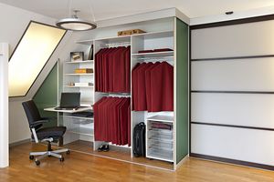 Innenleben eines Dachschrägen-Einbauschrankes mit Arbeitsplatz 