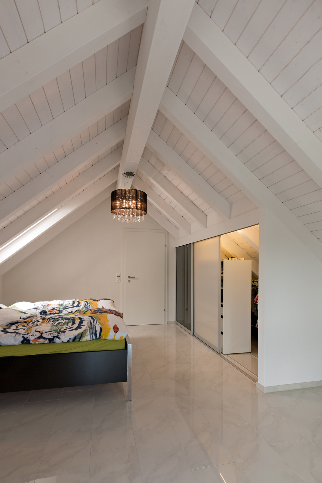 Schrank im Raum mit Dachschräge doppelt tief mit Schieberegalen und integrierten Auszugsschubladen 