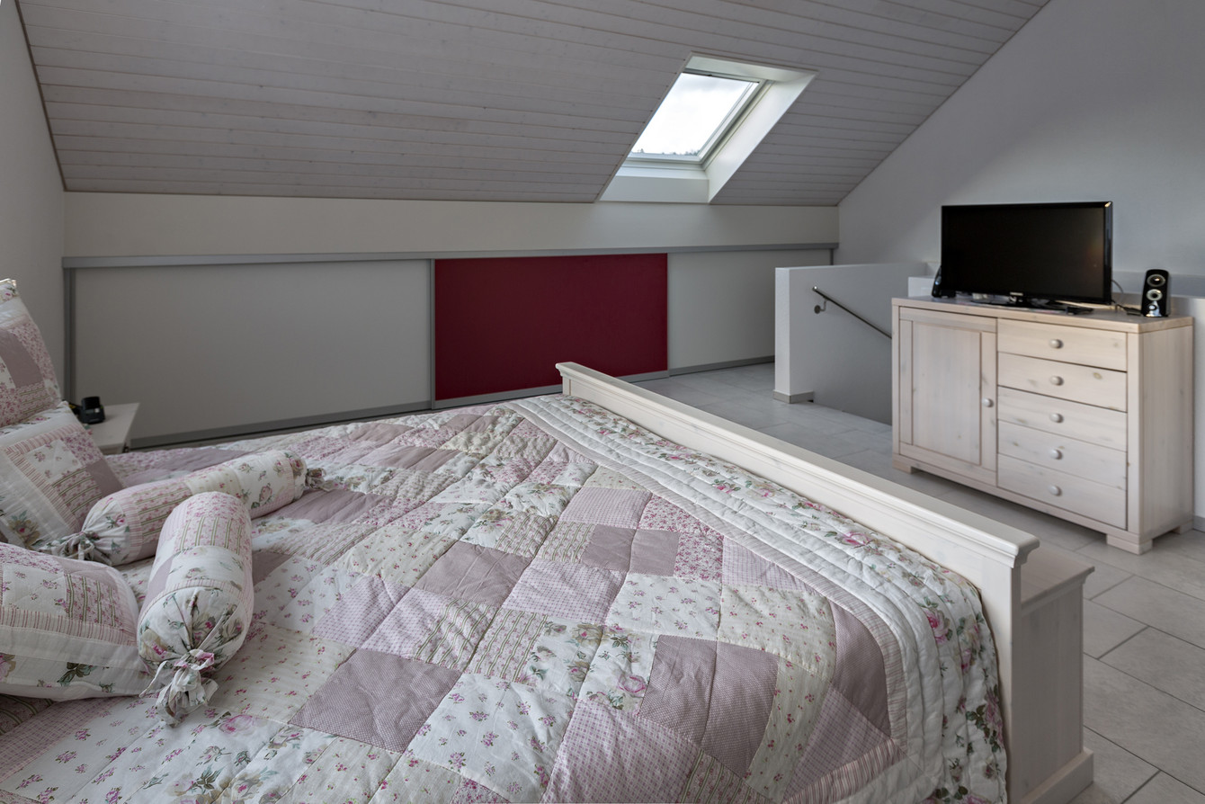 Dachschrägen-Einbauschrank mit Schiebetüren in weiss/rot/weiss