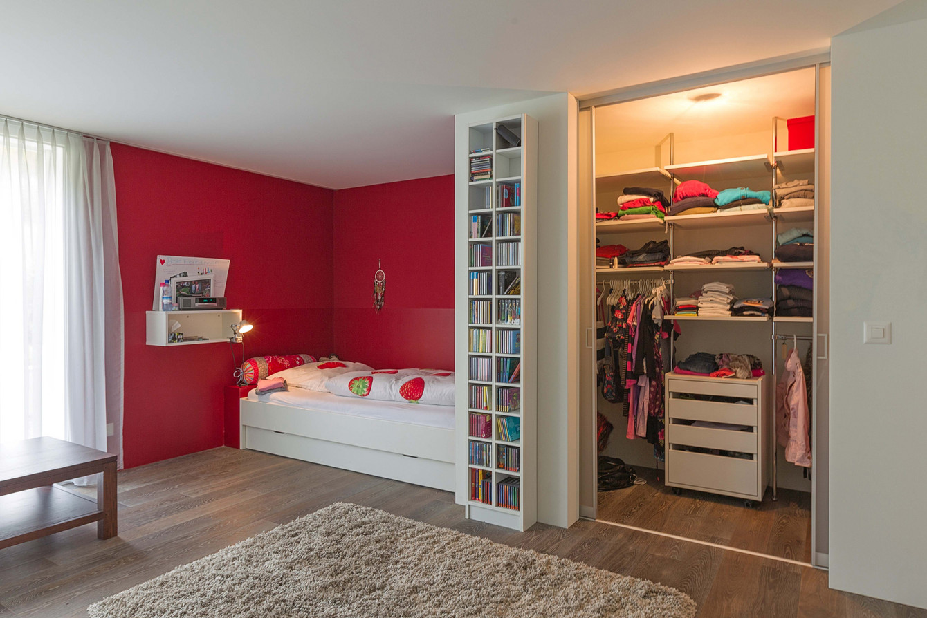 Begehbare Ankleide im Jugendzimmer - kombiniert mit Bücherregal