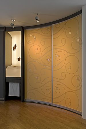 Schiebetüren in runder Ausführung mit glitzernden Swarovski-Kristallen 