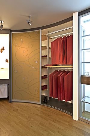 Runde Trennwand mit Hinterleben im Alu-System GP2