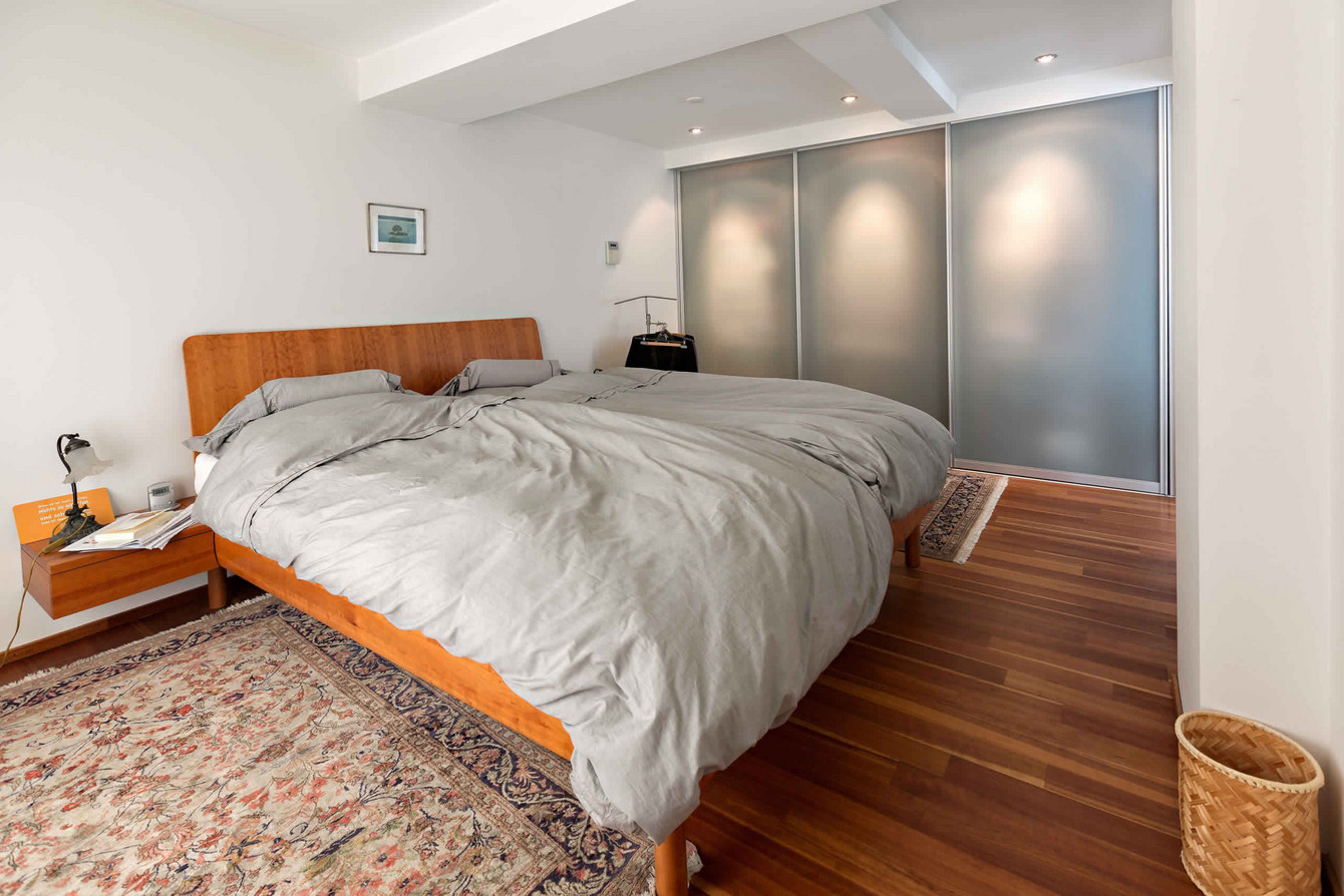 Massgefertigtes Doppelbett mit Kleiderschrank nebst Schiebetürschrank mit Glasfüllung 