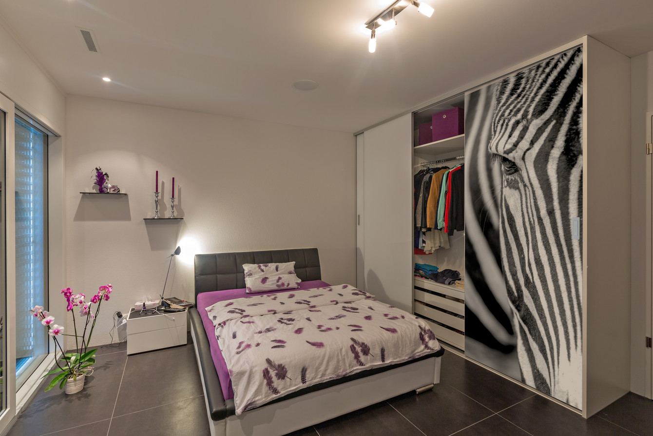 Schlafzimmerschrank mit dekorativem Digitaldruck im Zebralook 