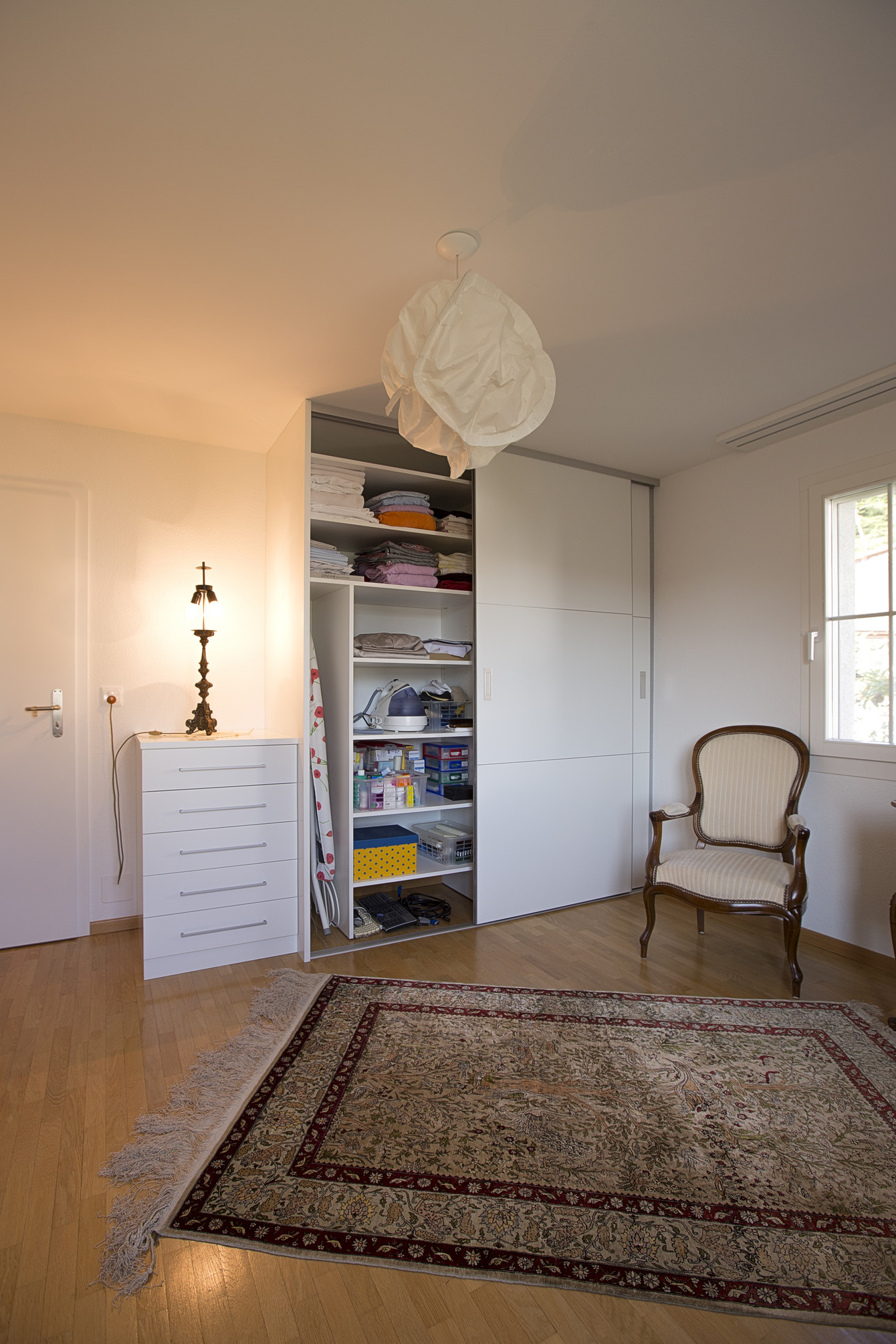 Arbeitszimmer-Schrank speziell für die Hausdame in elegantem Weiss gehalten 