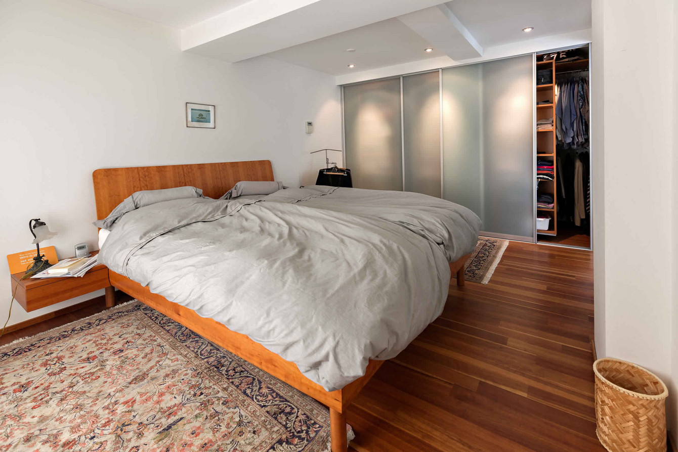 Doppelbett in Holz nebst Schlafzimmerschrank mit Innenausstattung im selben Holz 