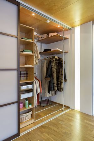 Innensystem für Schiebetürschrank - Gestänge und Legeregale auf Rollen 