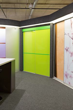 Raumteiler oder Trennwand aus Acrylglas lemmongrün