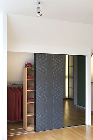 Schiebetürschrank in der Dachschräge eingebaut in doppelter Tiefe mit Schieberegal 