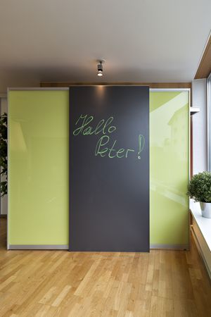 "Mobile" von Raumplus ist eine flexible Garderobe - freistehend mit Schiebetüren am Mittelkorpus befestigt