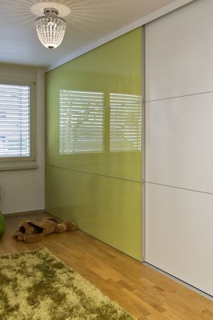 Eleganter Raumteiler in rahmenlosen Schiebetüren System 800 in gründ und weiss hochglänzend 