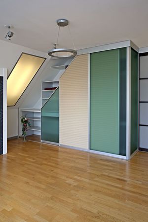 Dreitüriger Wandschrank mit zwei abgeschrägten Schiebetüren zur Dachschräge 