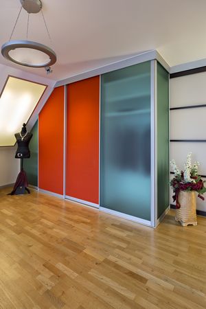 Schrank in Dachschräge mit Bezug der Schiebetüren in rotem Filzstoff