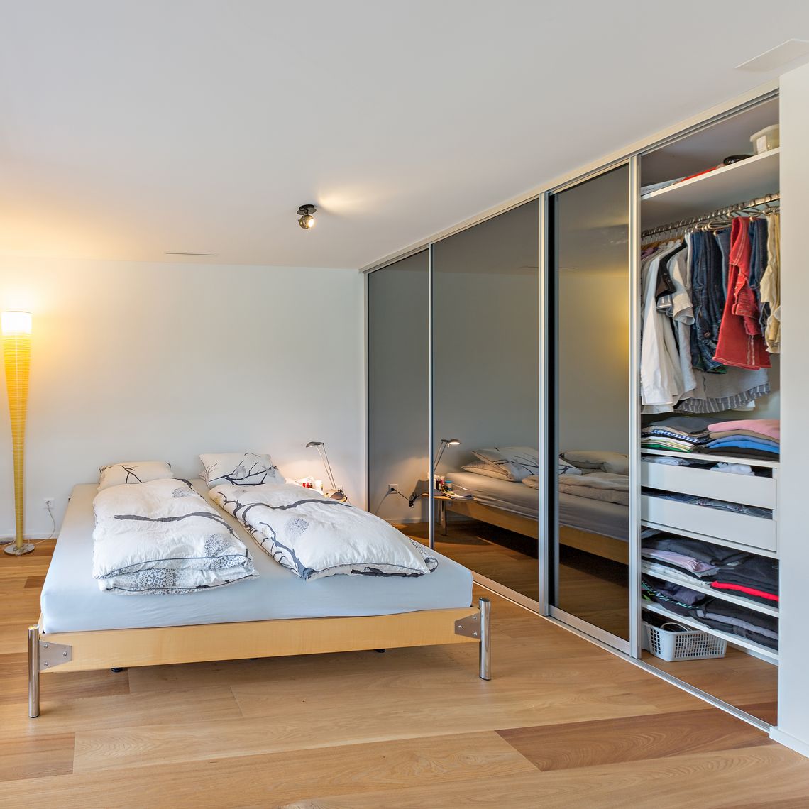 Grauspiegel als Füllung der Schiebetüren im Schlafzimmer ...