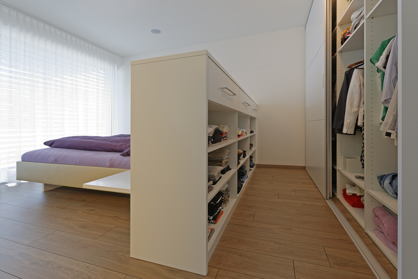 Ankleide und Schlafzimmer in einem Raum 