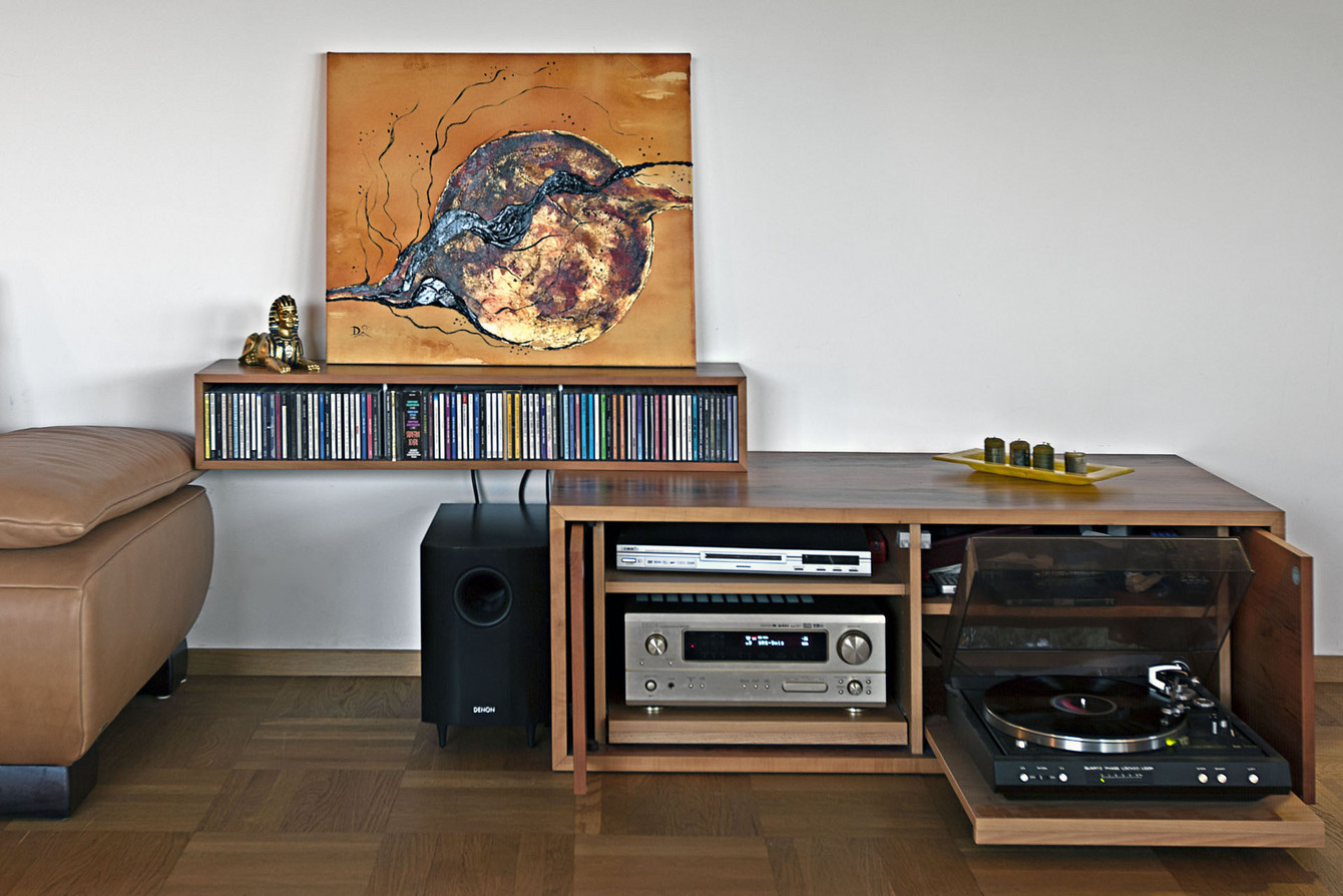 Massgefertigtes Hifi-Möbel mit Auszügen in heimischem Apfelholz gefertigt mit Aufsatzregal für CD´s 