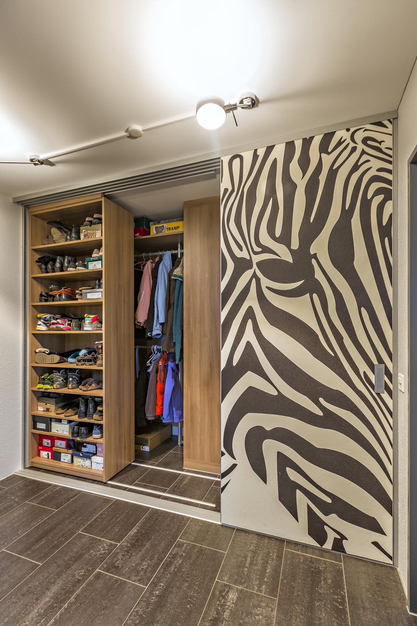 Begehbarer Schrankraum für Garderobe und Schuhe und Frontgestaltung im Zebra-Look 