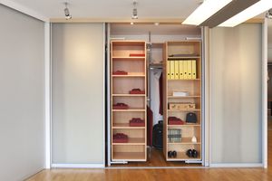 AUF&ZU-Drehregale im Schrank in doppelter Tiefe zum Herausschwenken, um die zweite Ebene zu begehen