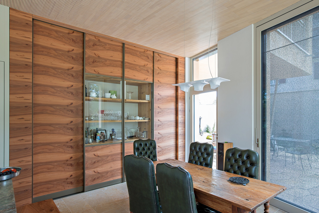 Wohnzimmerschrank in Apfelholz querfurniert mit integrierter Glasvitrine 