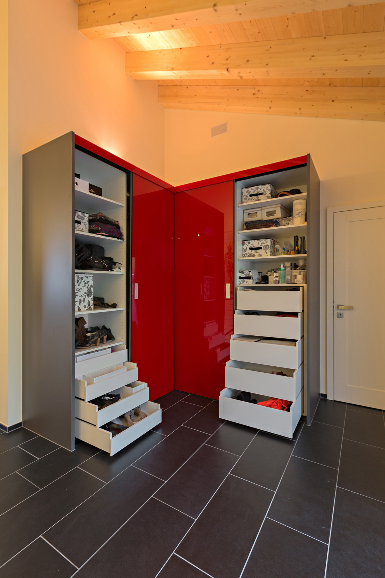 Dekorativer Schrank in rot und grau in die Ecke eingebaut mit Schiebetüren 