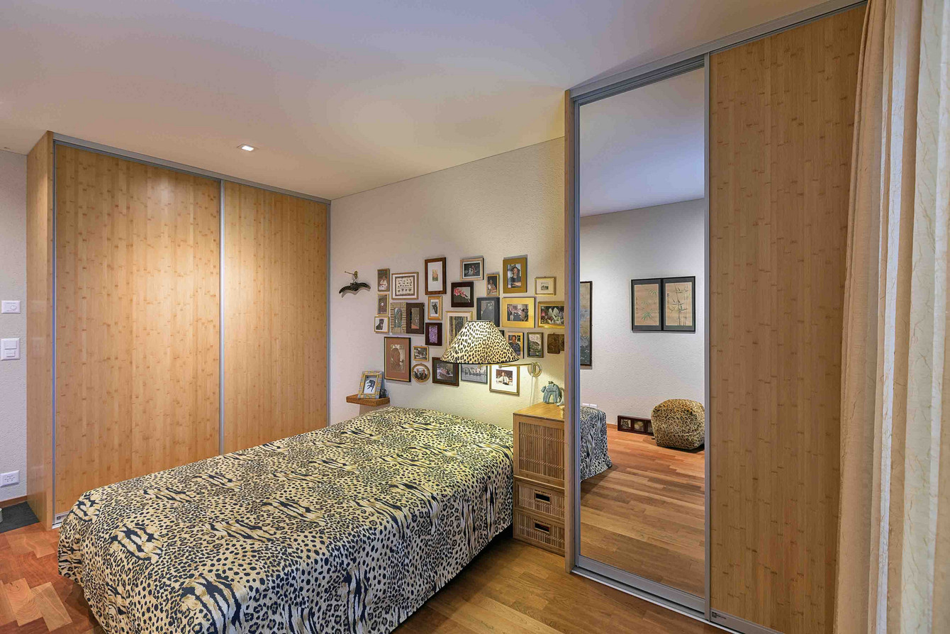Schlafzimmerschrank mit Spiegel und ruhigem Holzfurnier