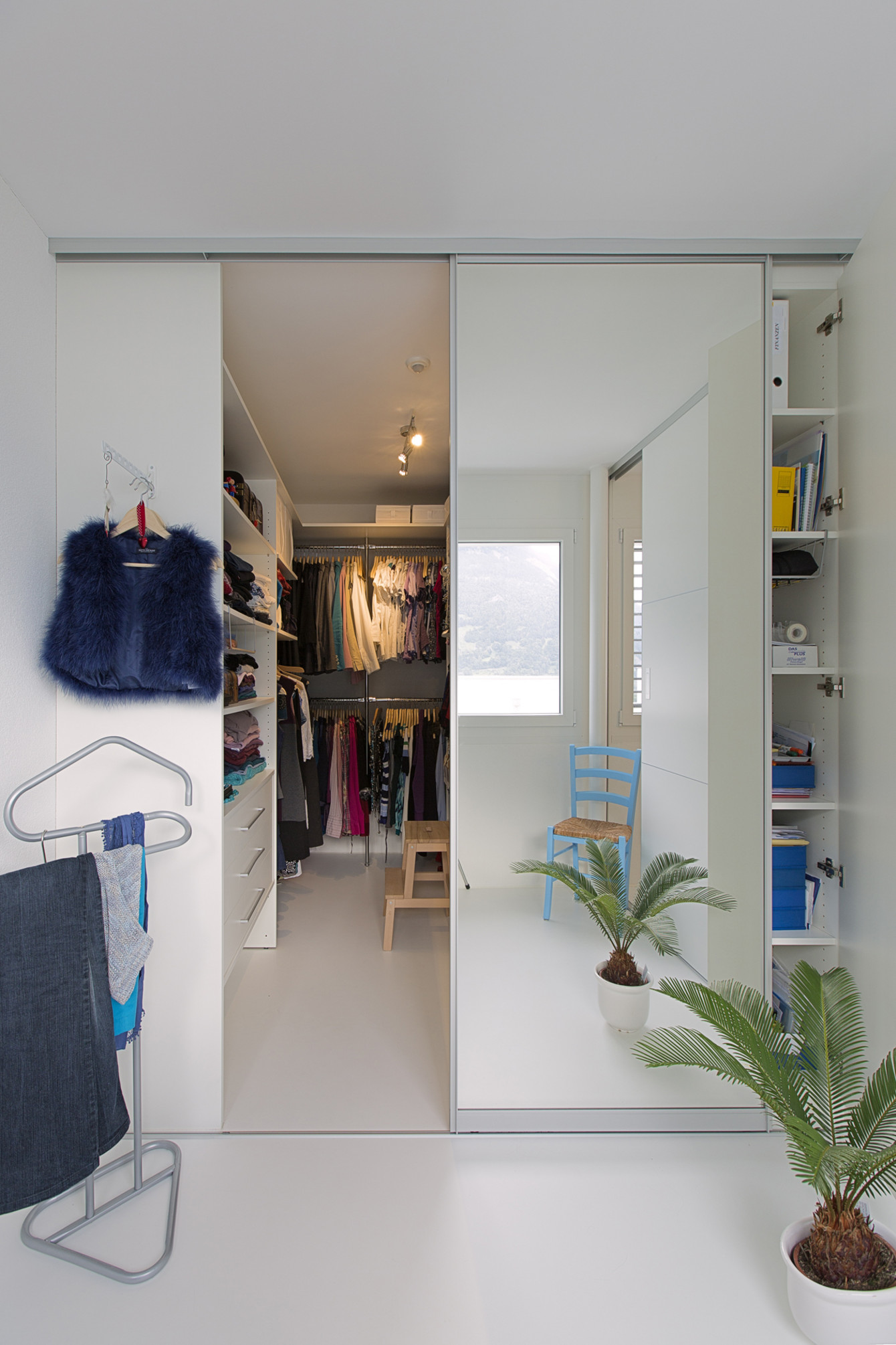 Eigenes Zimmer für Ankleide mit Spiegel-Schiebetür und geschlossenem Wandregal mit Touch-on Öffnung 