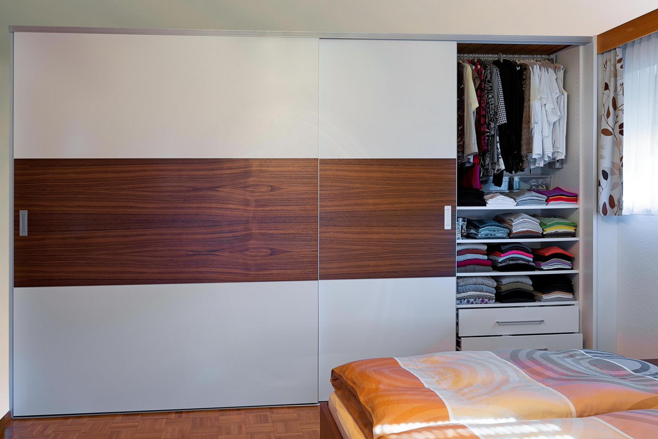 Rahmenloses Schiebetürsystem überbreit als Kleiderschrank fürs Schlafzimmer