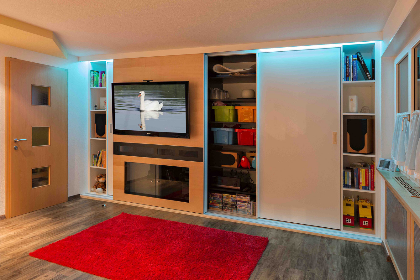 Wohnwand mit integrierter Beleuchtung sowie verschiebbarem Fernseher