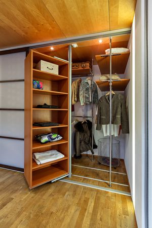 Blick in Schrankinnenraum bei geöffneter Türe