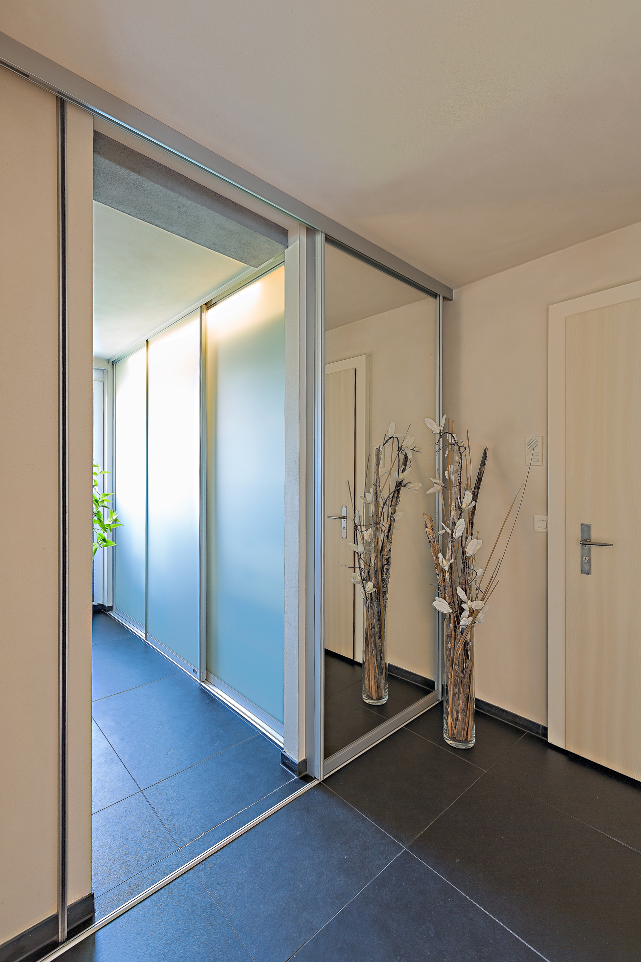 Schiebetüre in grossflächigem Spiegel als Eingang ins Badezimmer ... Schiebetüre in grossflächigem Spiegel als Eingang ins Badezimmer ...