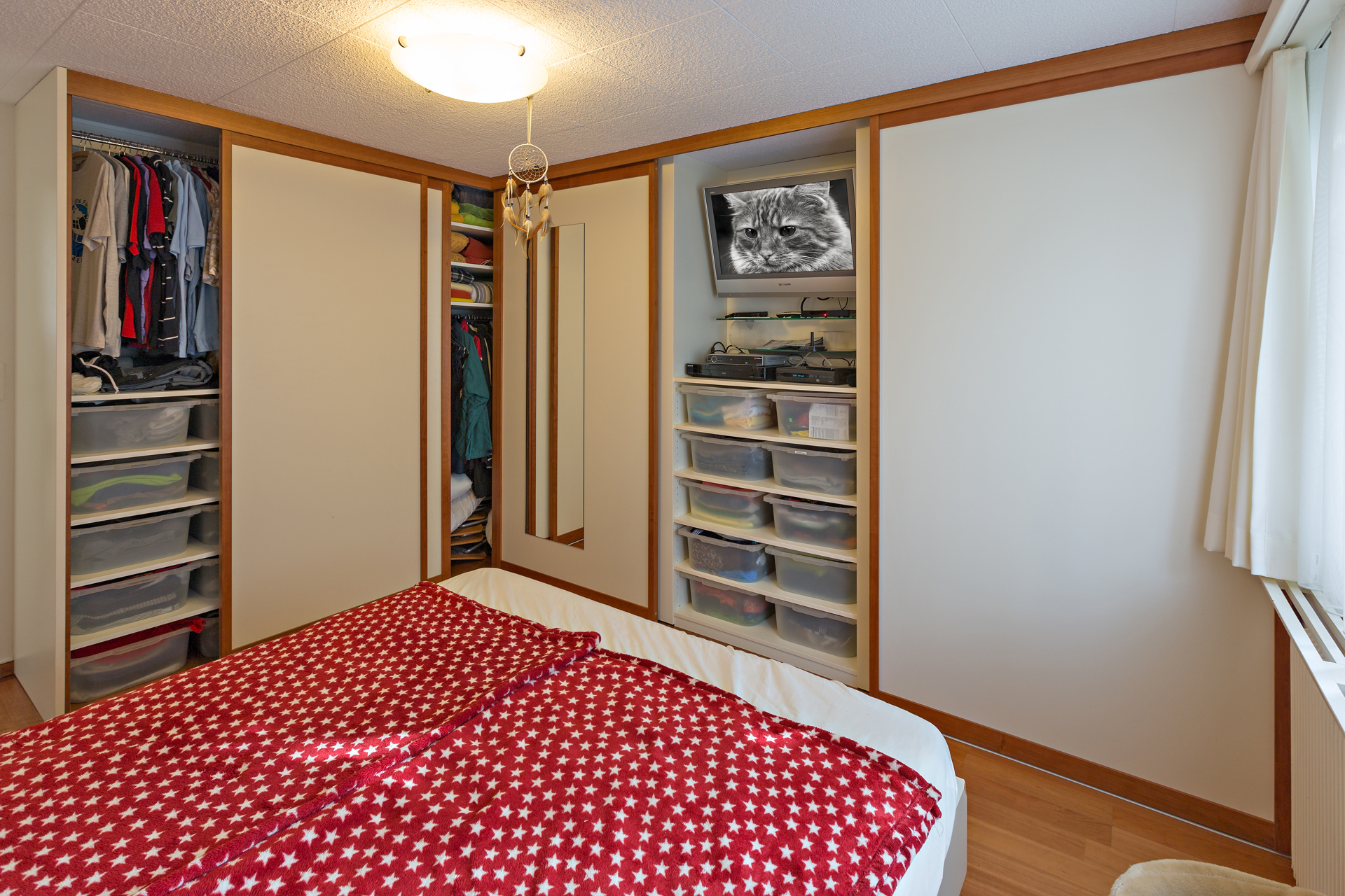 Einbaueckschrank mit Holzrahmentüren im Schlafzimmer | AUF&ZU Einbaueckschrank mit Holzrahmentüren im Schlafzimmer | AUF&ZU