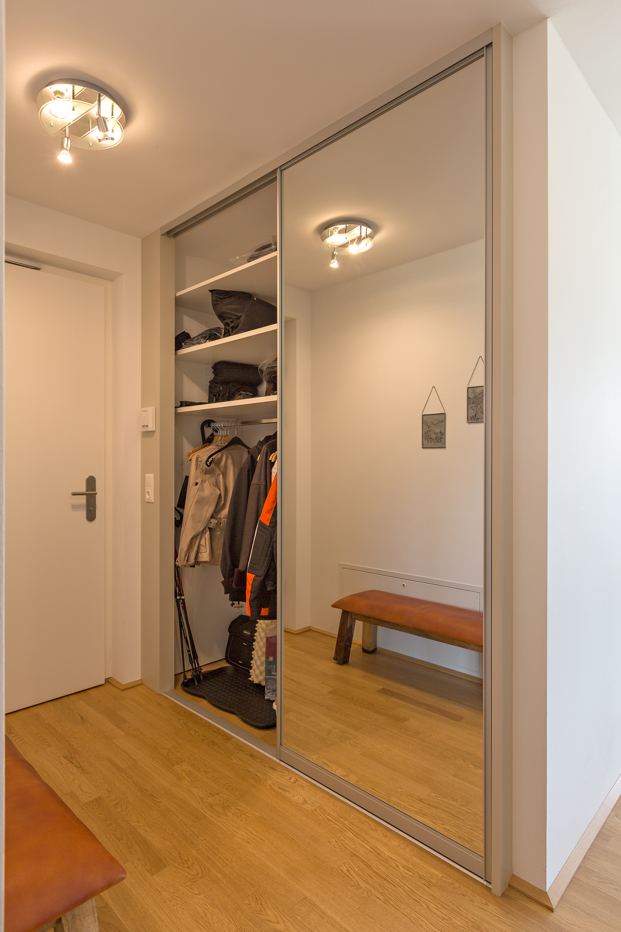 Garderobenschrank im Wohnungseingang als Einbauschrank | AUF&ZU Garderobenschrank im Wohnungseingang als Einbauschrank | AUF&ZU