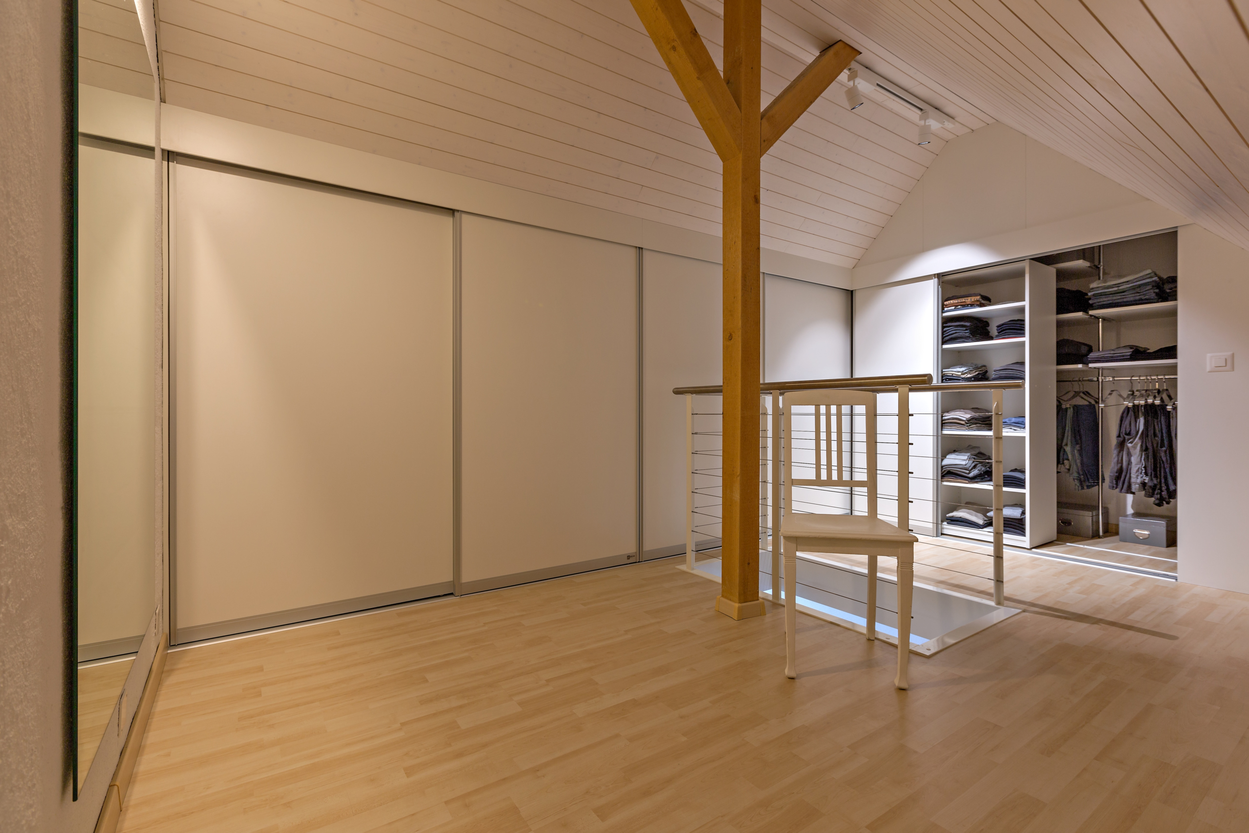 Schrank in der Dachschräge nach Mass Dachschrägenschrank ...